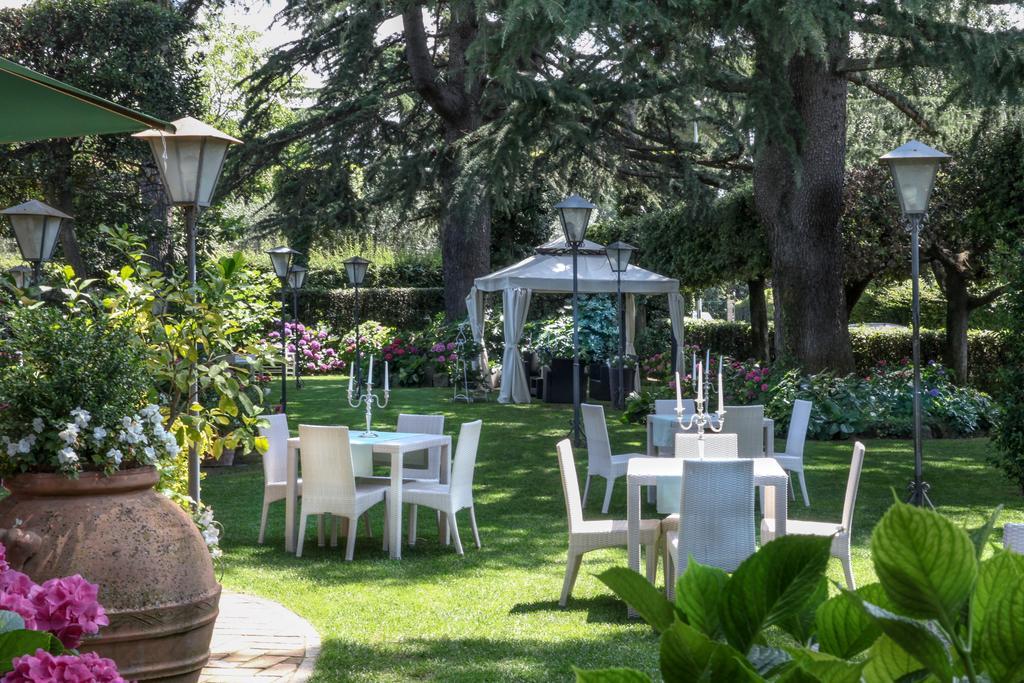 Hotel La Locanda Dei Ciocca Grottaferrata Bagian luar foto